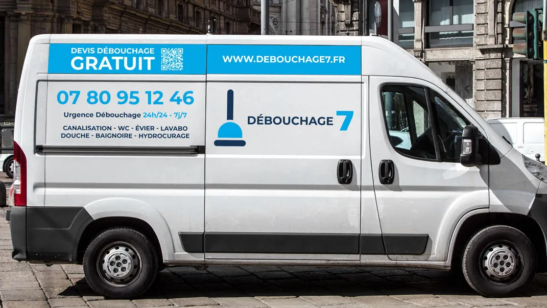 Camion hydrocureur de Débouchage 7 en intervention pour un curage haute pression à Lyon