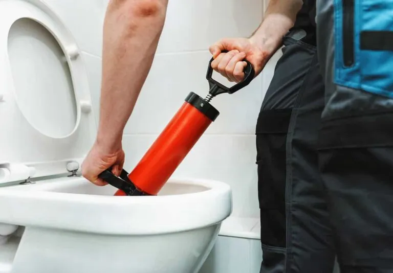 Intervention de débouchage de WC à la pompe à pression par Débouchage 7 à Lyon
